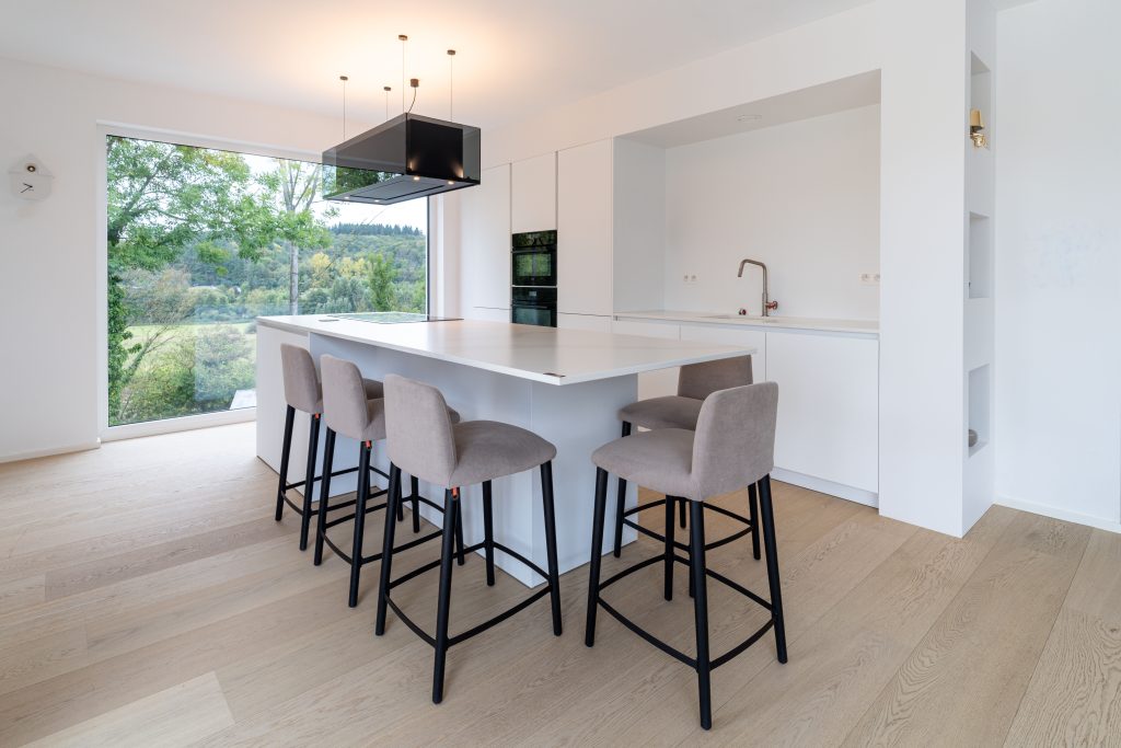 Réalisation design Partner une cuisine blanche haut de gamme